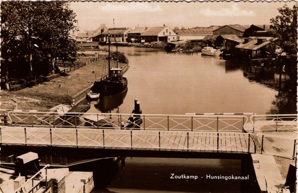 Hunsingokanaal met op de achtergrond graanhandel Kuhn & Co. 1965 Uitgave. J. Ozinga