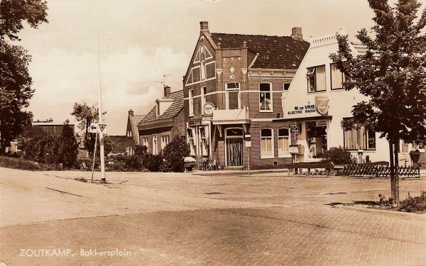 Bakkersplein met CafÃ© 't Anker en elektronicazaak Marinus de Vries. Uitgave: Postagentschap M.de Vries.