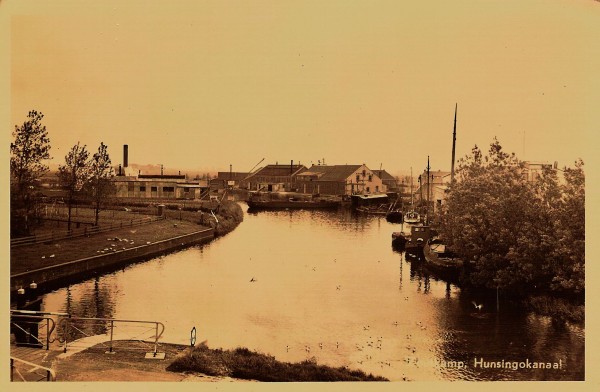 Hunsingokanaal met op de achtergrond graanhandel Kuhn & Co. 1955 Uitg. J. Huizenga