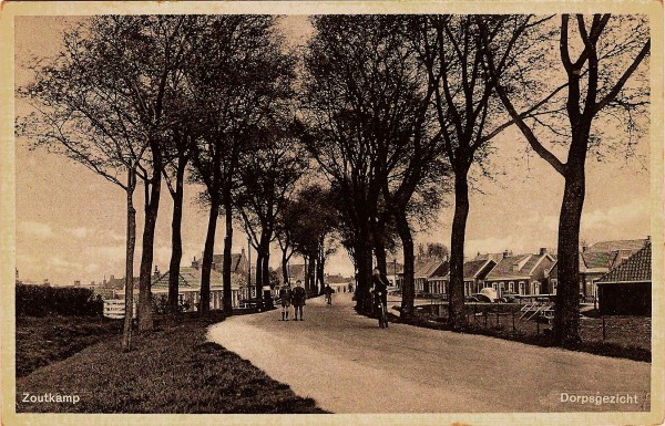 Dorpsgezicht met de Sluisweg. Gestempeld 1938 Uitgave Wed. W. Bolt